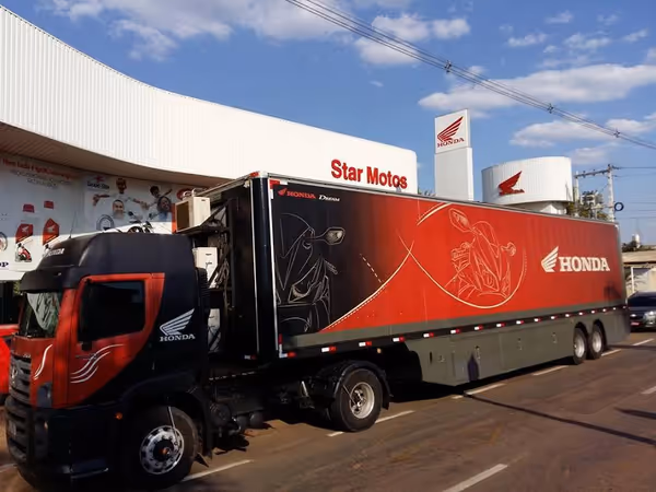 Fachada Grupo Star com Caminhão